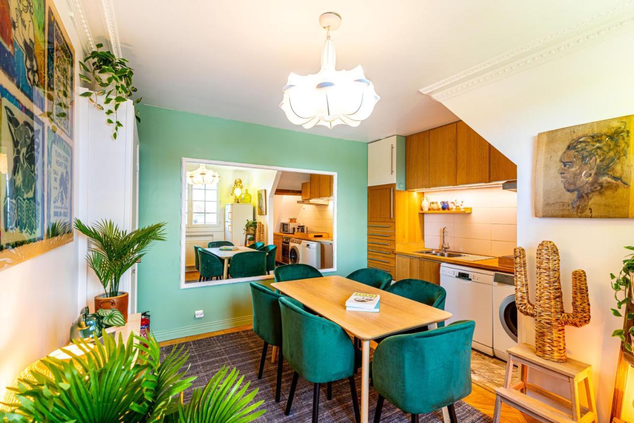 Art & Curiosity Cabinet Style With Paris View, Des Ammonites *