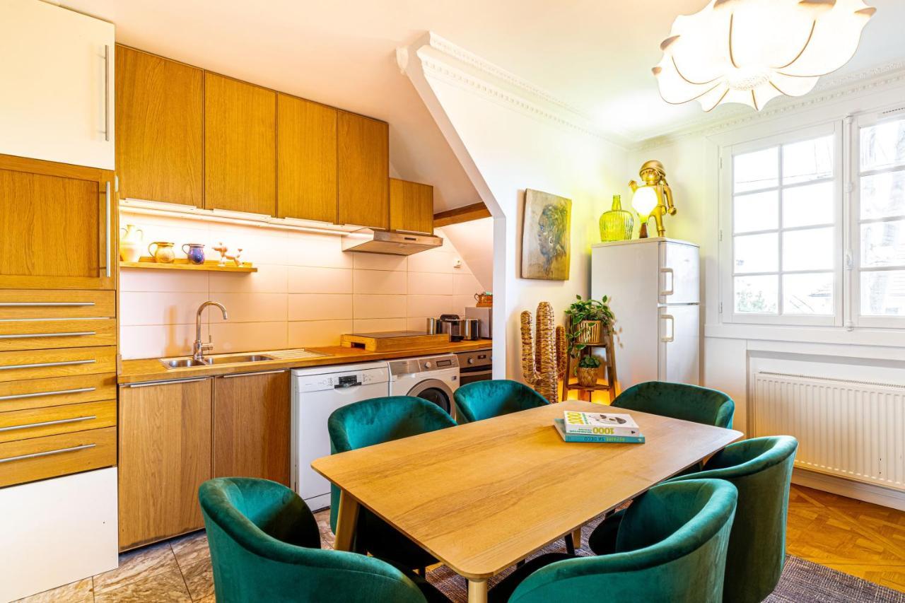 Apartment Art & Curiosity Cabinet Style With Paris View, Des Ammonites