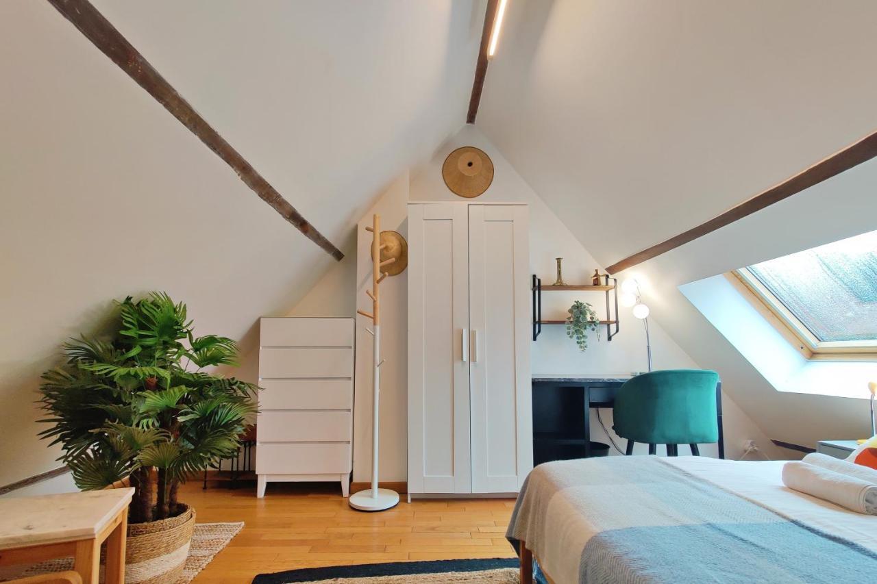 Art & Curiosity Cabinet Style With Paris View, Des Ammonites Apartment Meudon