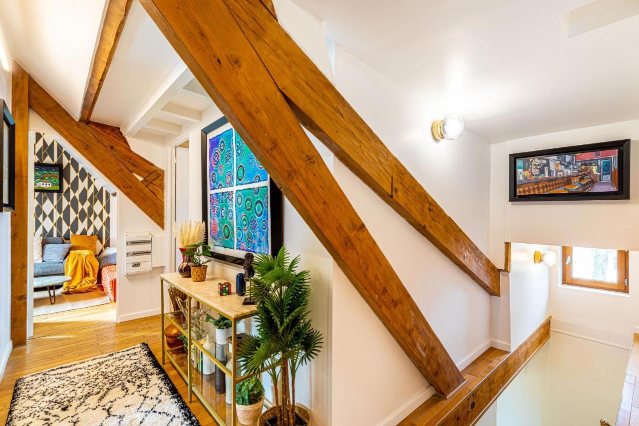 Art & Curiosity Cabinet Style With Paris View, Des Ammonites Apartment