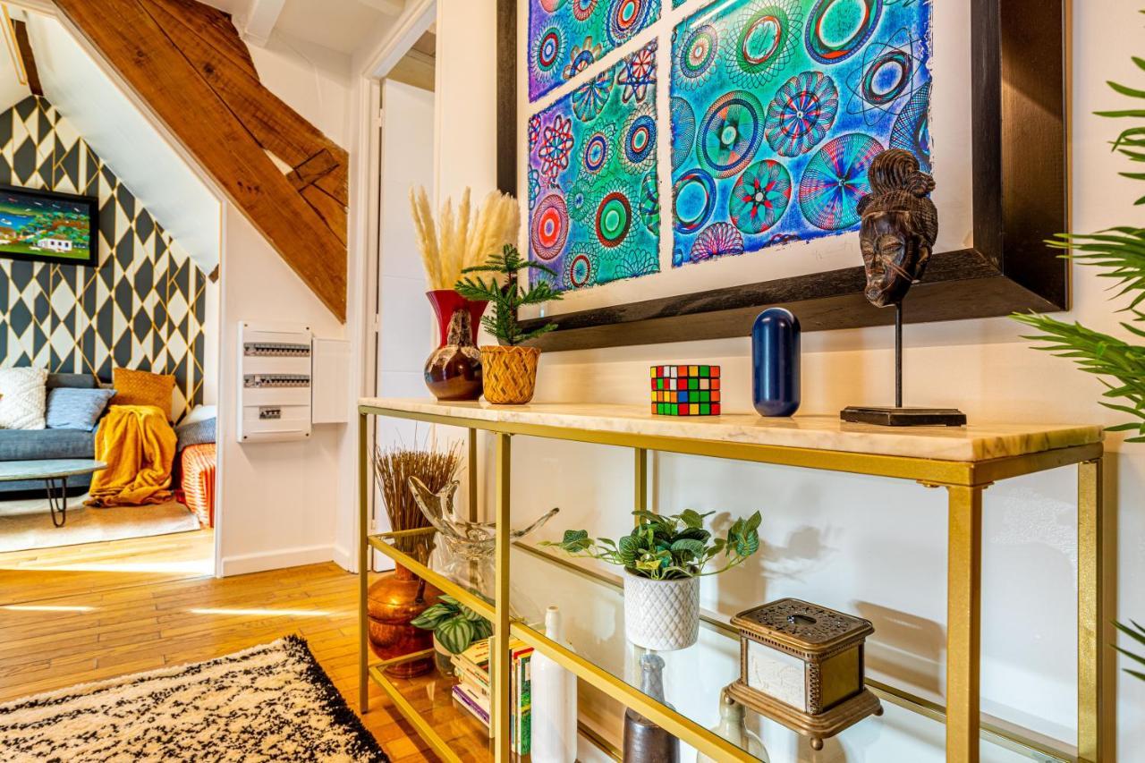Art & Curiosity Cabinet Style With Paris View, Des Ammonites Meudon