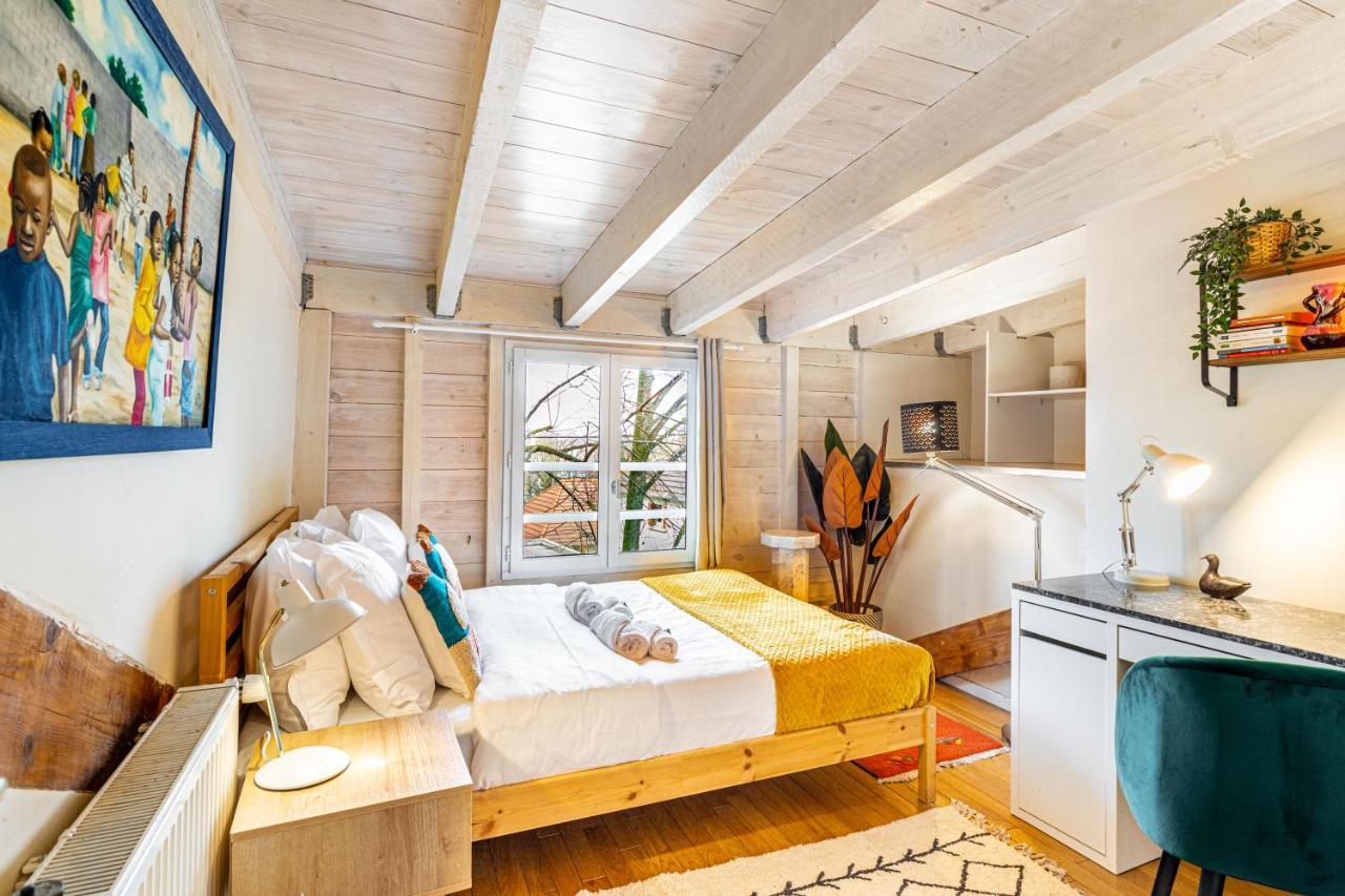 Art & Curiosity Cabinet Style With Paris View, Des Ammonites Apartment Meudon