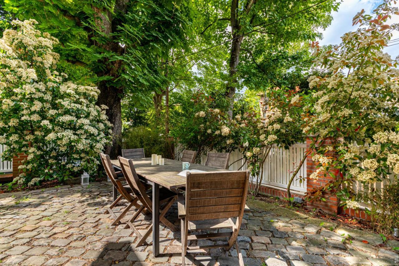 Art & Curiosity Cabinet Style With Paris View, Des Ammonites Apartment Meudon