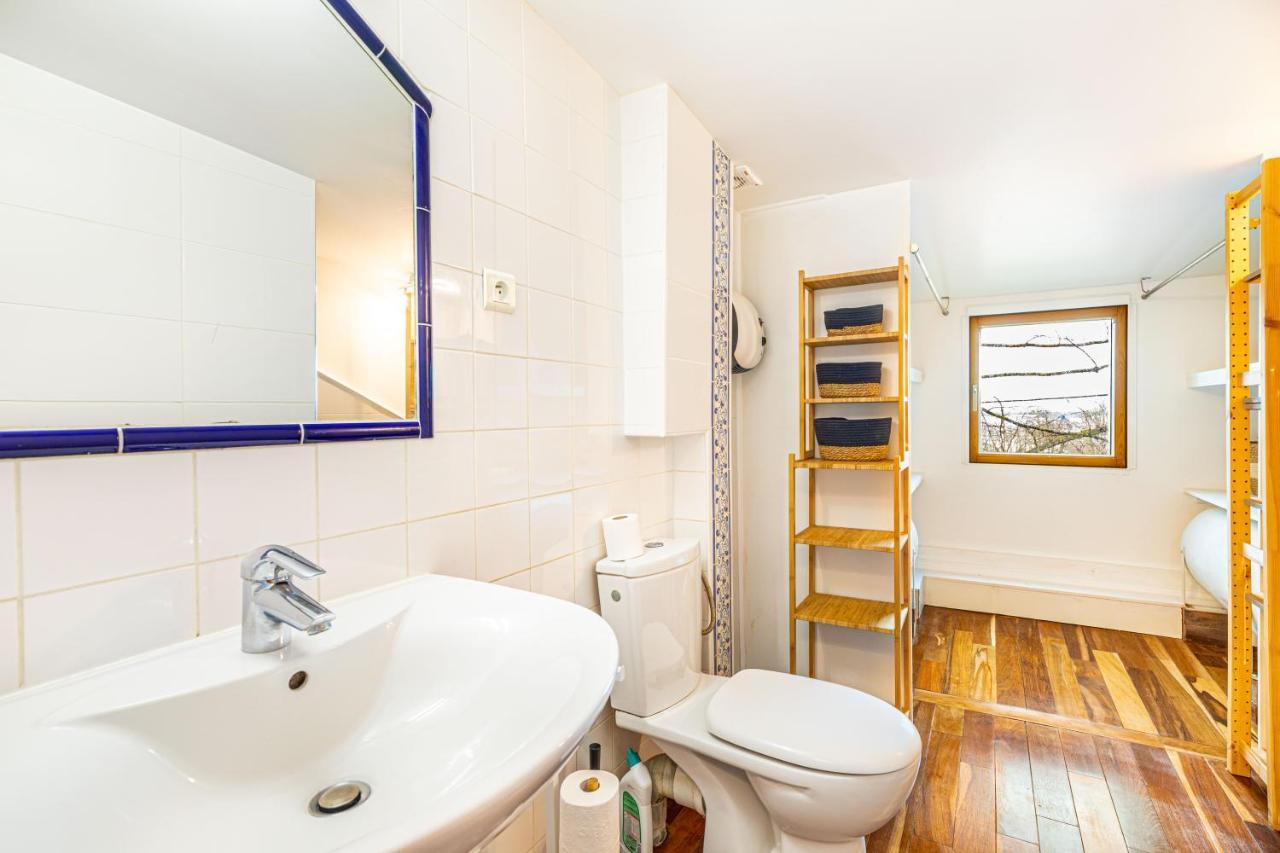 Art & Curiosity Cabinet Style With Paris View, Des Ammonites Apartment