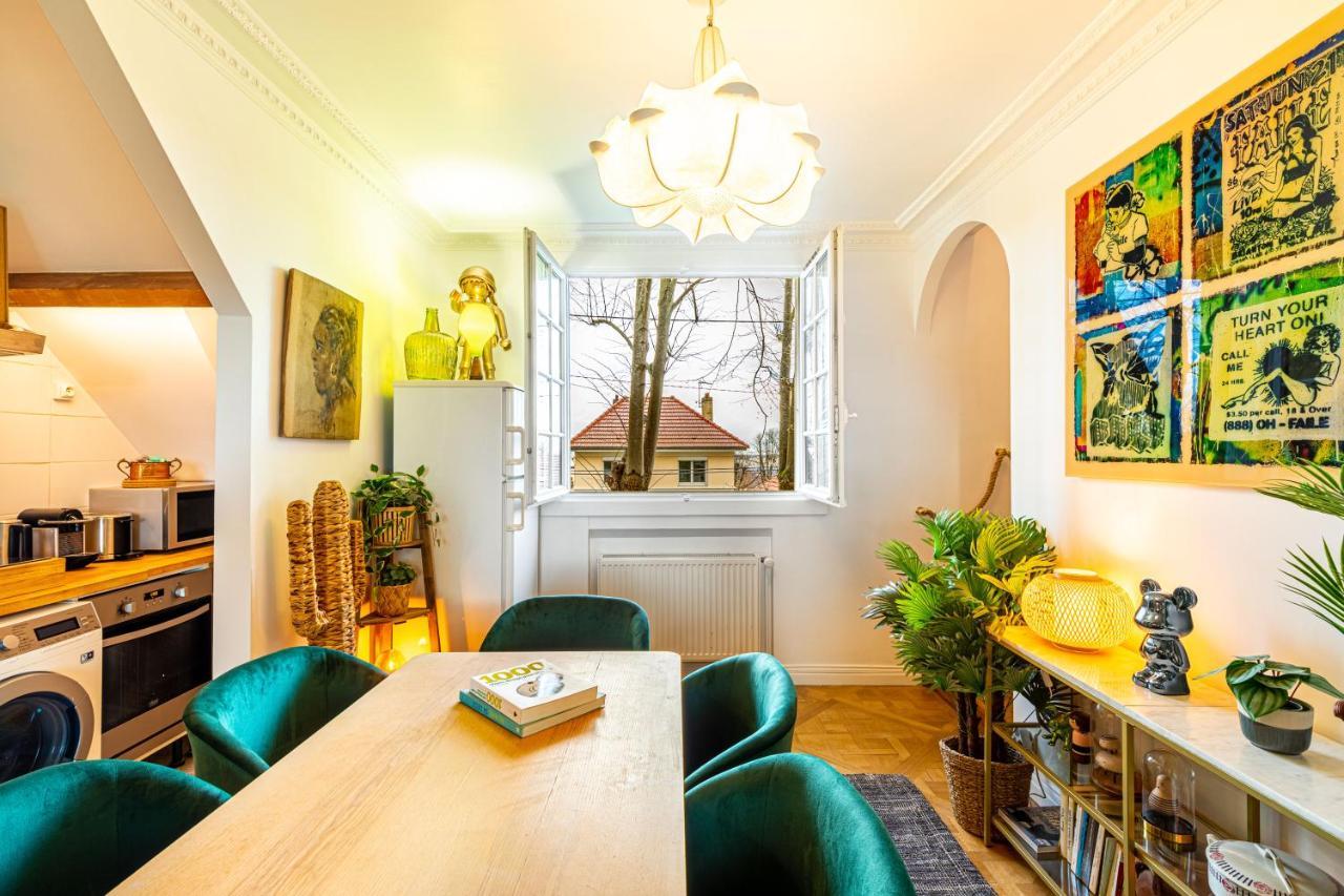 Apartment Art & Curiosity Cabinet Style With Paris View, Des Ammonites Meudon