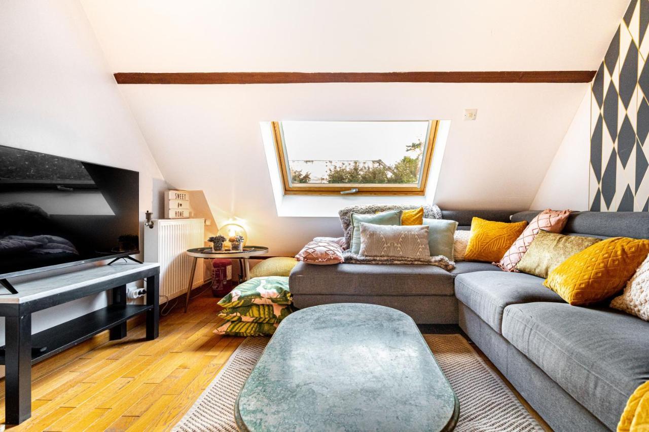 Art & Curiosity Cabinet Style With Paris View, Des Ammonites Apartment Meudon